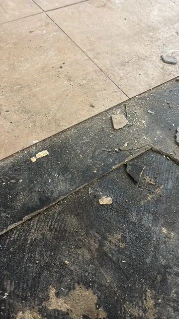 Black bitumen mastic floor removal in a SE2 flat